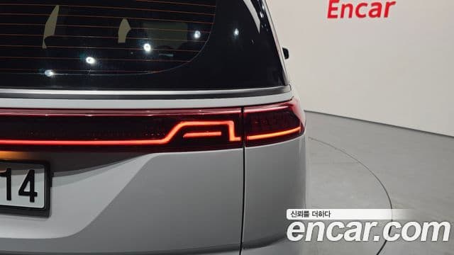 Kia Carnival 2023 — Şəkil 28/33