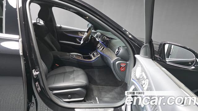 Mercedes-Benz E-Class 2022 — фото 11 из 20