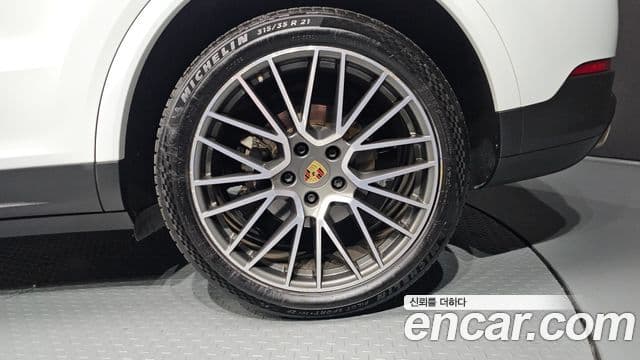 Porsche Cayenne 2020 — Photo 19/36
