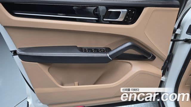 Porsche Cayenne 2020 — Photo 23/36