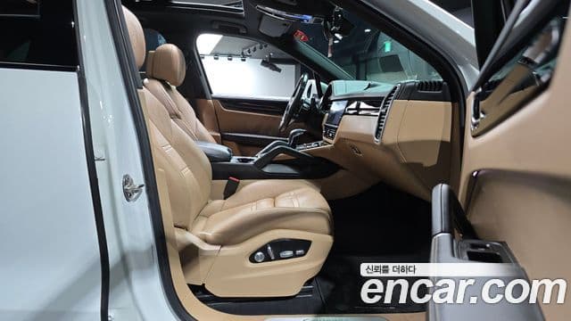 Porsche Cayenne 2020 — Photo 24/36