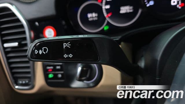 Porsche Cayenne 2020 — Photo 21/36