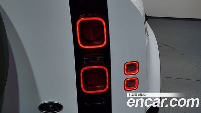 Land Rover Defender 2021 — Photo 31/33