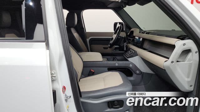Land Rover Defender 2021 — Photo 25/33