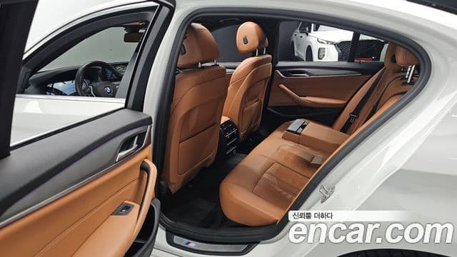 BMW 5 Series 2018 — Şəkil 12/20