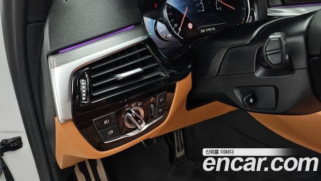 BMW 5 Series 2018 — Şəkil 19/20