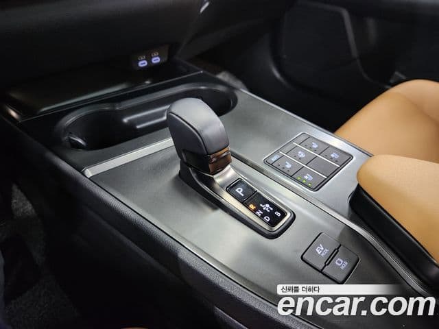 Lexus UX300h 2024 — ფოტო 8/20