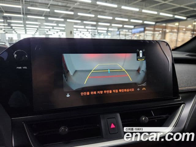 Lexus UX300h 2024 — ფოტო 16/20