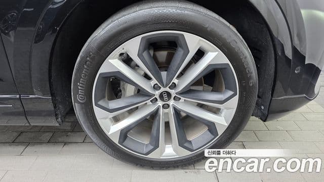 Audi Q8 2025 — Photo 22/34