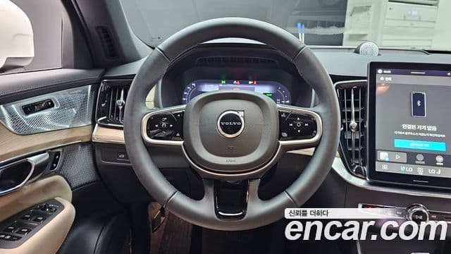 Volvo XC90 2025 — ფოტო 13/20