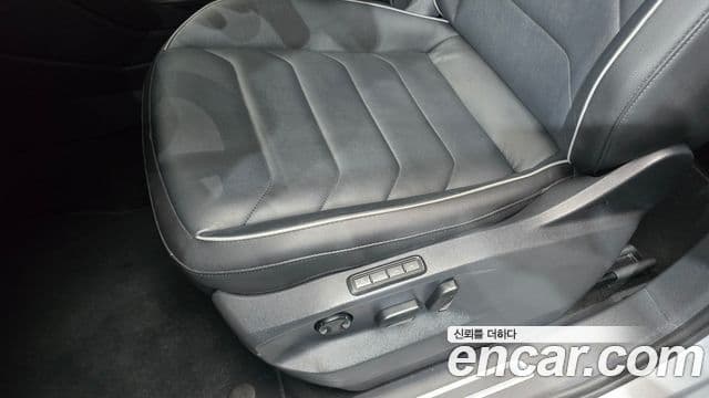 Volkswagen Tiguan 2022 — ფოტო 17/20