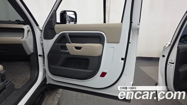 Land Rover Defender 2021 — ფოტო 24/31