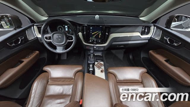 Volvo XC60 2019 — ფოტო 7/20