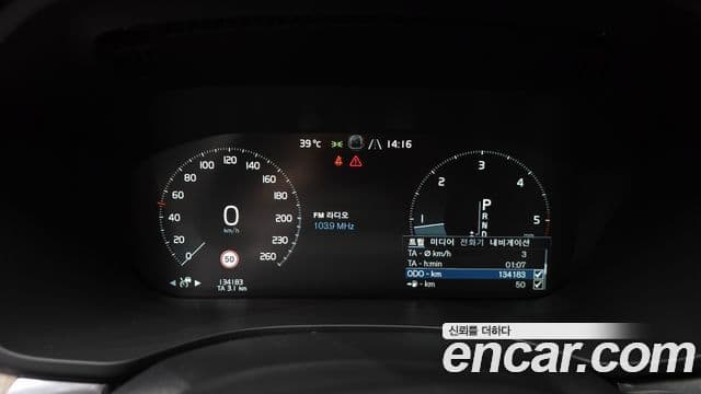 Volvo XC60 2019 — ფოტო 8/20