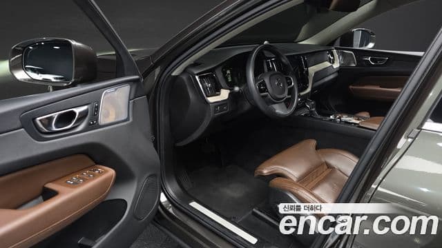 Volvo XC60 2019 — ფოტო 10/20
