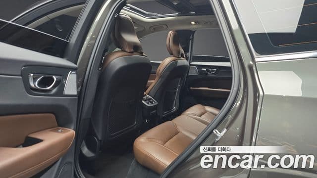Volvo XC60 2019 — ფოტო 11/20