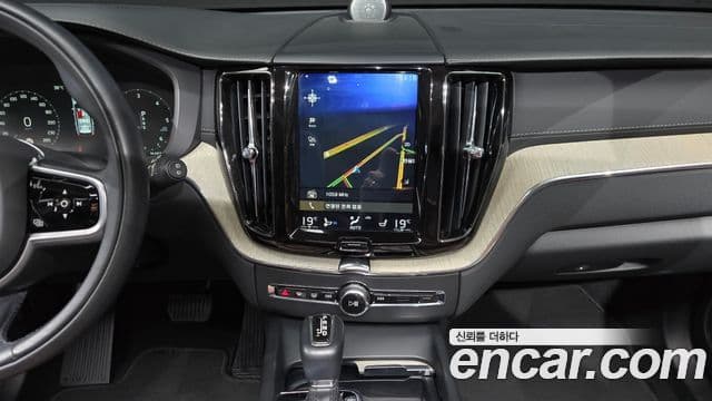 Volvo XC60 2019 — ფოტო 13/20