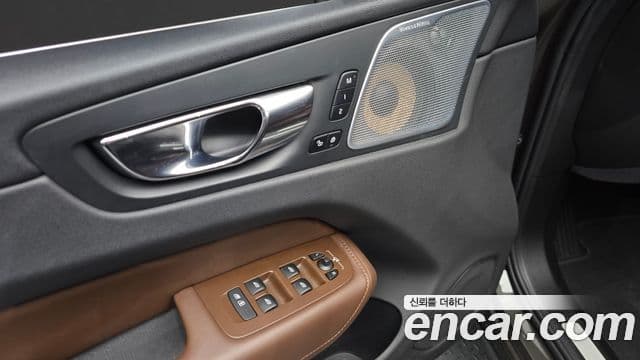 Volvo XC60 2019 — ფოტო 15/20