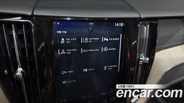 Volvo XC60 2019 — ფოტო 16/20