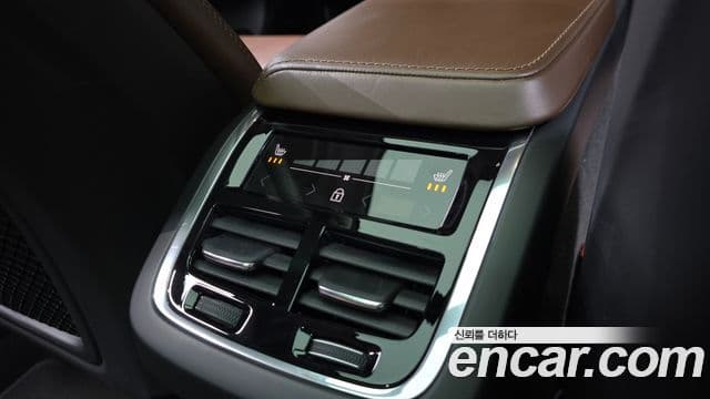 Volvo XC60 2019 — ფოტო 18/20