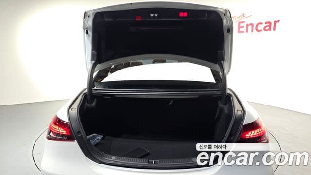 Mercedes-Benz E-Class 2020 — ფოტო 19/20