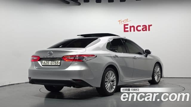 Toyota Camry 2019 — ფოტო 2/20
