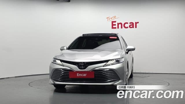 Toyota Camry 2019 — ფოტო 3/20