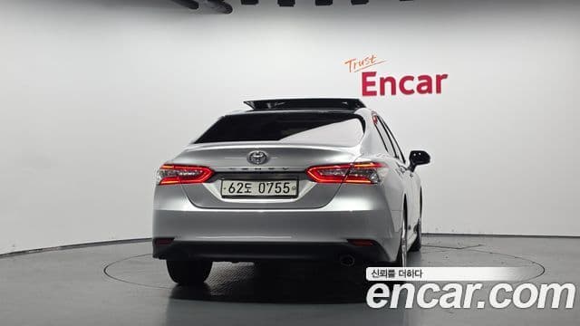 Toyota Camry 2019 — ფოტო 4/20