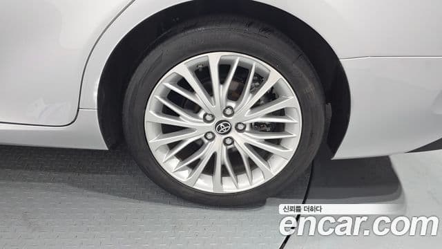 Toyota Camry 2019 — ფოტო 5/20