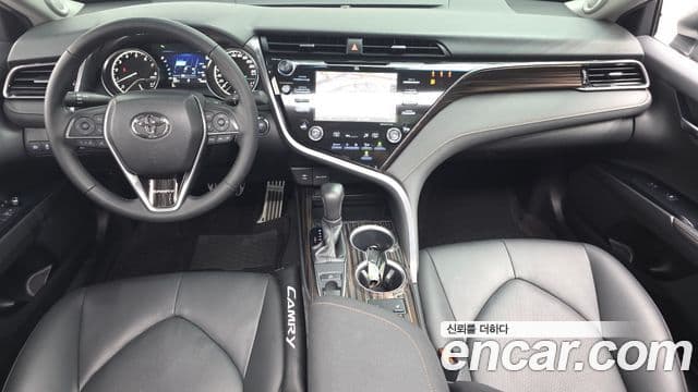 Toyota Camry 2019 — ფოტო 10/20