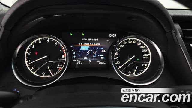 Toyota Camry 2019 — ფოტო 7/20