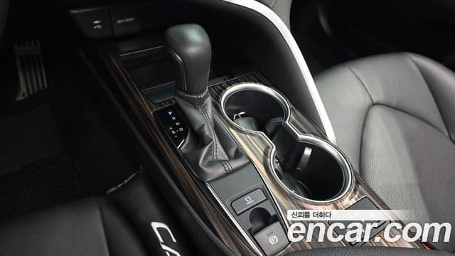 Toyota Camry 2019 — ფოტო 8/20