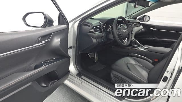 Toyota Camry 2019 — ფოტო 9/20