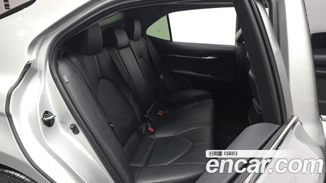 Toyota Camry 2019 — ფოტო 11/20