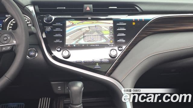 Toyota Camry 2019 — ფოტო 13/20