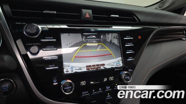 Toyota Camry 2019 — ფოტო 14/20