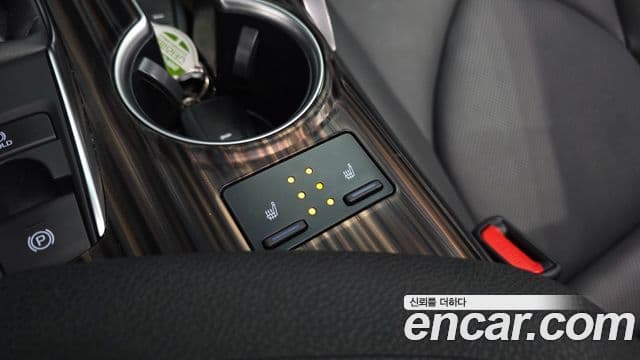 Toyota Camry 2019 — ფოტო 16/20