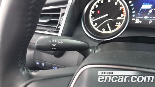 Toyota Camry 2019 — ფოტო 17/20