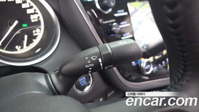 Toyota Camry 2019 — ფოტო 18/20