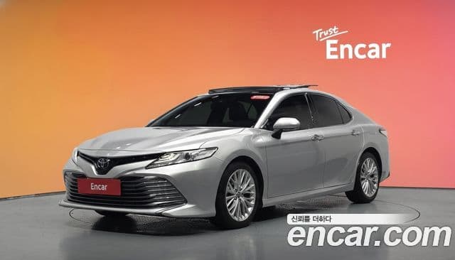 Toyota Camry 2019 — ფოტო 1/20