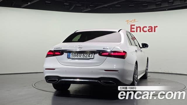 Mercedes-Benz E-Class 2021 — ფოტო 4/20