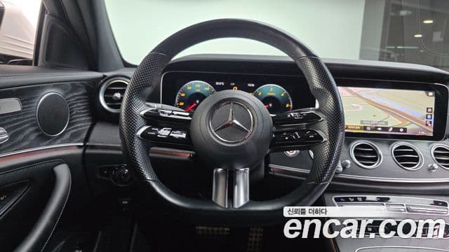Mercedes-Benz E-Class 2021 — ფოტო 13/20