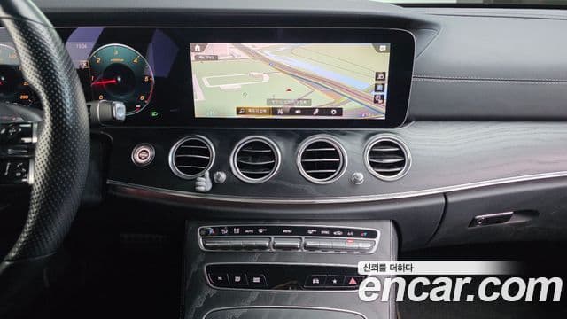 Mercedes-Benz E-Class 2021 — ფოტო 14/20