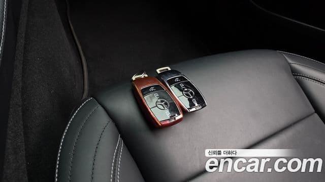 Mercedes-Benz E-Class 2021 — ფოტო 18/20