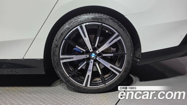 BMW 5 Series 2025 — ფოტო 34/37