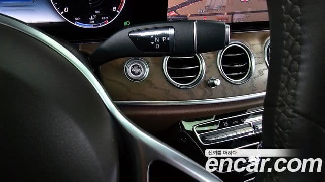 Mercedes-Benz E-Class 2020 — ფოტო 7/20