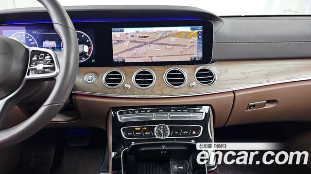 Mercedes-Benz E-Class 2020 — ფოტო 14/20
