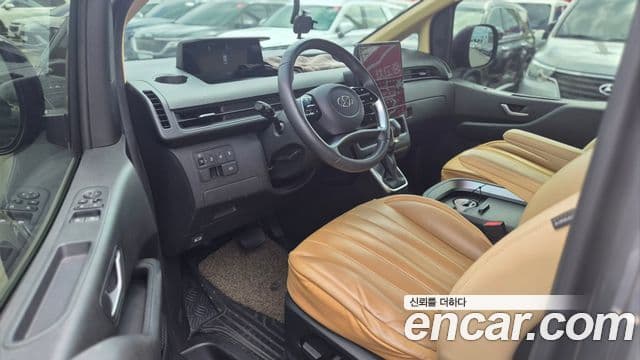 Hyundai Staria 2023 — ფოტო 2/15