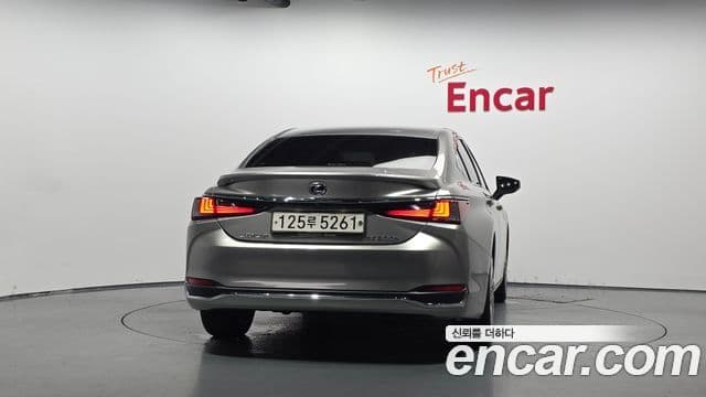 Lexus ES300h 2021 — ფოტო 4/20