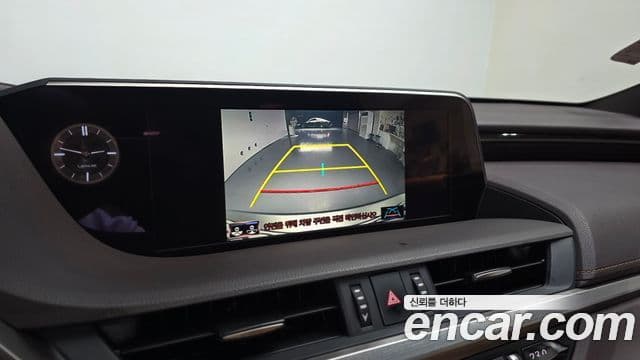 Lexus ES300h 2021 — ფოტო 14/20